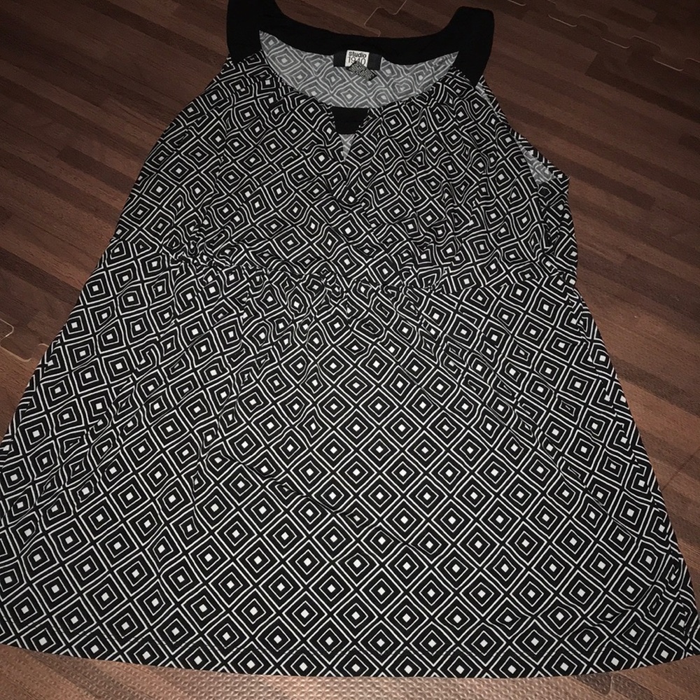 Sleeveless black and white top